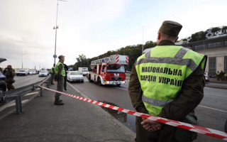 Мужчина угрожает взорвать мост Метро в Киеве: в полиции сообщили подробности