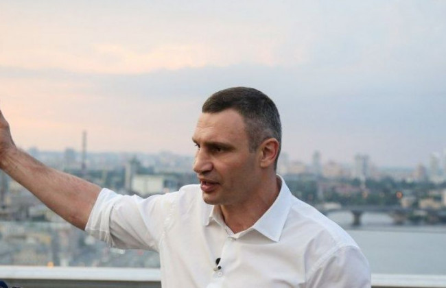 Кличко прибыл к мосту Метро: мэр столицы прокомментировал события