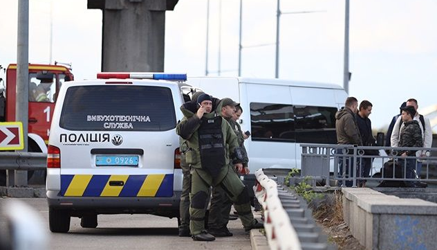 В Киеве крымчанин угрожает подорвать мост: фото и видео с места происшествия