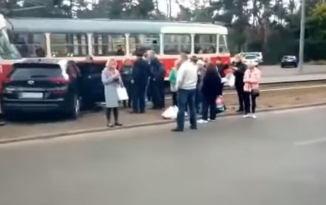 ДТП в Києві: авто врізалося в трамвай