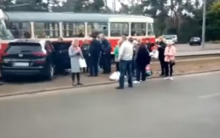 ДТП в Києві: авто врізалося в трамвай