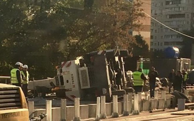 ЧП в Киеве: на стройке перевернулся кран