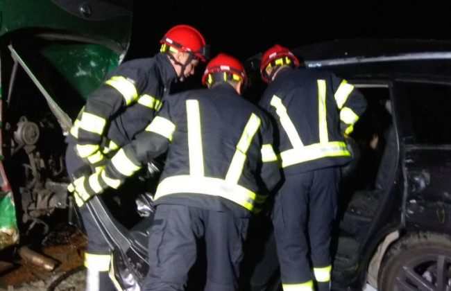 Смертельное ДТП под Киевом: внедорожник на скорости влетел в автобус