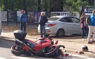 В Киеве байкер на полном ходу протаранил легковушку: есть фото