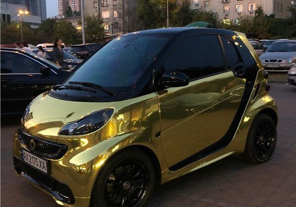 Киевлян впечатлил электрический Smart необычного цвета