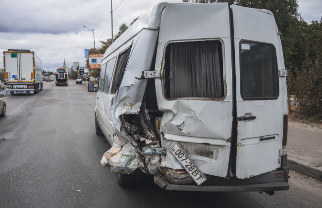 В Киеве легковушка протаранила маршрутку: есть пострадавшие