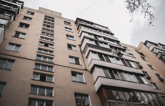 В столице пожилая женщина выпала из балкона многоэтажки