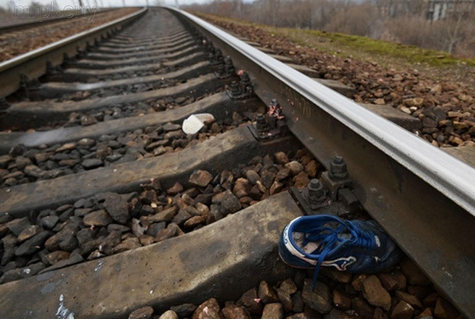 Под Киевом поезд на скорости раздавил пешехода