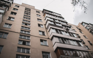 В столице пожилая женщина выпала из балкона многоэтажки