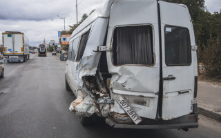 В Киеве легковушка протаранила маршрутку: есть пострадавшие