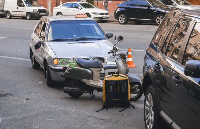В Киеве таксист снес мопед с курьерами, пострадало два иностранца