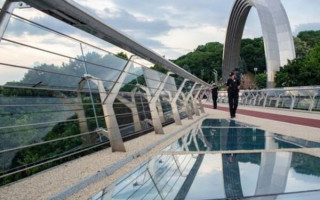 На «скляний міст» заїхав п’яний молодик на мопеді