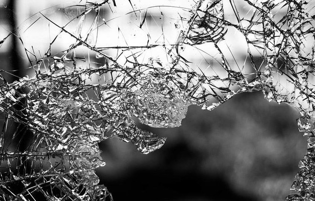 В Запорожье возле ТРЦ мужчина крушил автомобили, видео