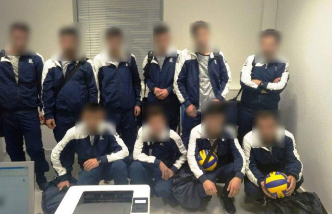 Прикинулись українською волейбольною командою: у Греції затримали 10 сирійських мігрантів