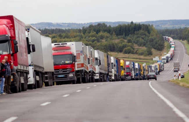 За руйнування доріг перевантаженим транспортом штрафуватимуть: Зеленський схвалив закон