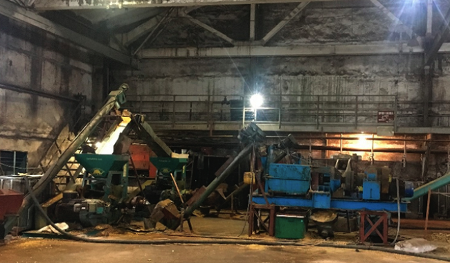 Смерть на работе: в Харькове мужчину затянуло в перерабатывающий станок