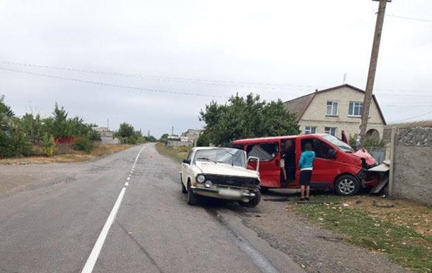 На Донбассе произошло ДТП с микроавтобусом, пострадали 10 человек