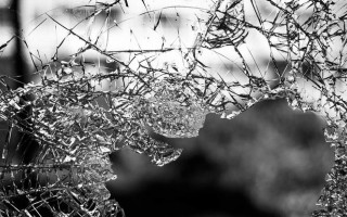 В Запорожье возле ТРЦ мужчина крушил автомобили, видео