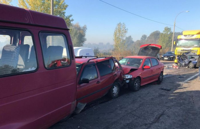 Под Киевом столкнулись 9 автомобилей из-за задымленности на дороге, погиб человек