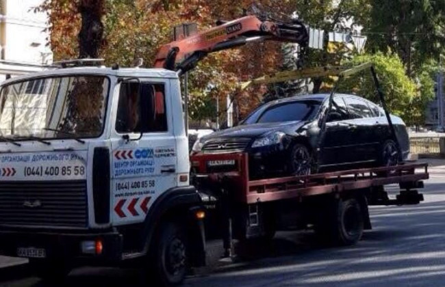 Десятки машин на штрафплощадке: в Киеве начали «охоту» на водителей