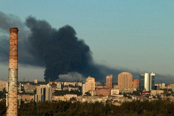 В окупованому Донецьку горить склад боєприпасів: є відео та фото