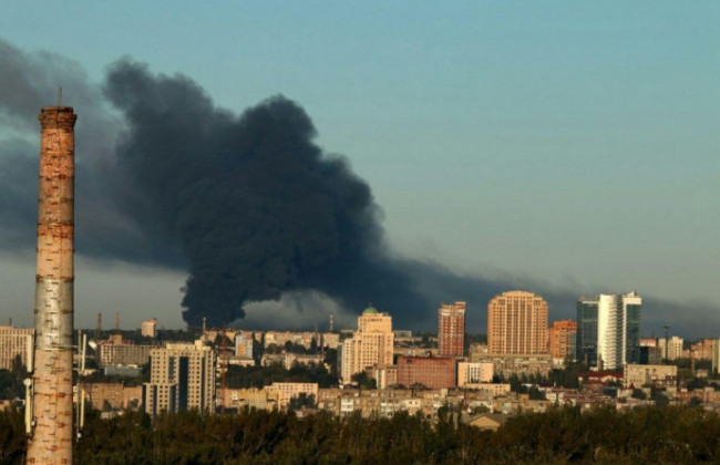 В окупованому Донецьку горить склад боєприпасів: є відео та фото