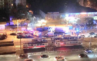 В Киеве фура на скорости влетела в остановку: есть пострадавший