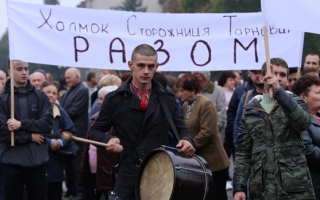 В Ужгороде пикетируют облсовет из-за объединения общин Закарпатской области
