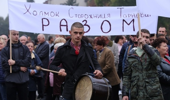 В Ужгороде пикетируют облсовет из-за объединения общин Закарпатской области