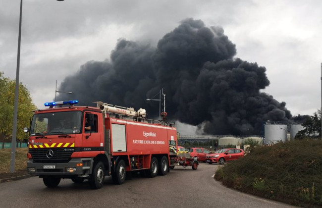 Во Франции произошла серия взрывов на химзаводе: есть видео