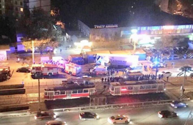 В Киеве фура на скорости влетела в остановку: есть пострадавший