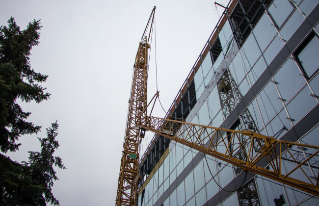 В центре Киева упала стрела строительного крана и смяла автомобиль BMW, фото