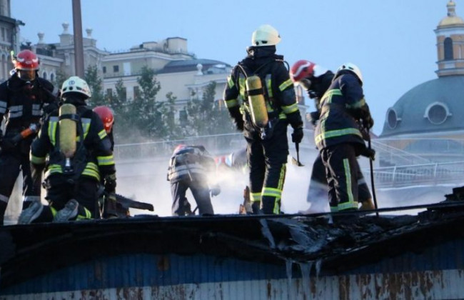 В Києві спалахнула пожежа на Поштовій площі: подробиці