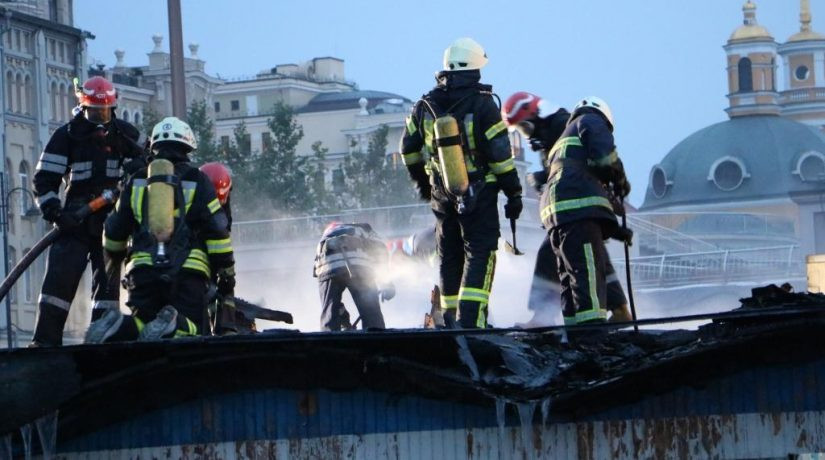 В Києві спалахнула пожежа на Поштовій площі: подробиці