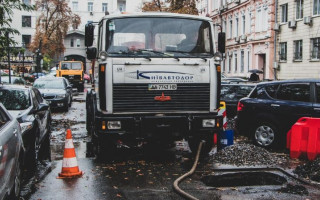 Инцидент в центре Киева: посреди дороги провалился асфальт