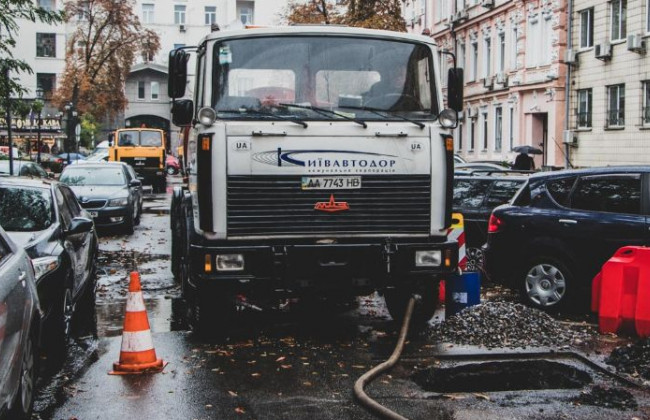 Инцидент в центре Киева: посреди дороги провалился асфальт