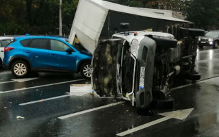 В Киеве грузовик влетел в пожарную машину: есть видео