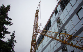 В центре Киева упала стрела строительного крана и смяла автомобиль BMW, фото