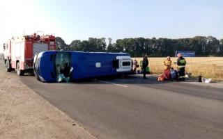 Не справился с управлением: в Черкасской области перевернулся автобус