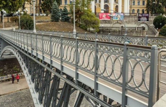 В центре Киева завершили ремонт пешеходного моста: появились фото