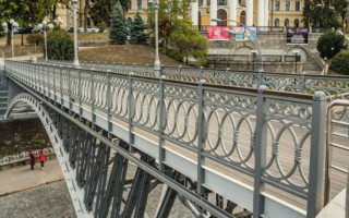 В центре Киева завершили ремонт пешеходного моста: появились фото
