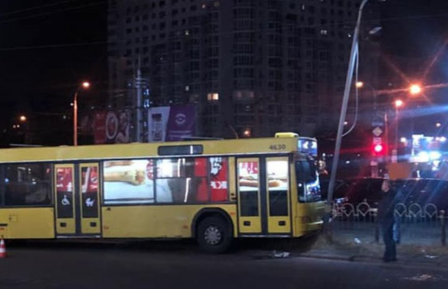 Врезался в столб: в Киеве водитель автобуса заснул за рулем