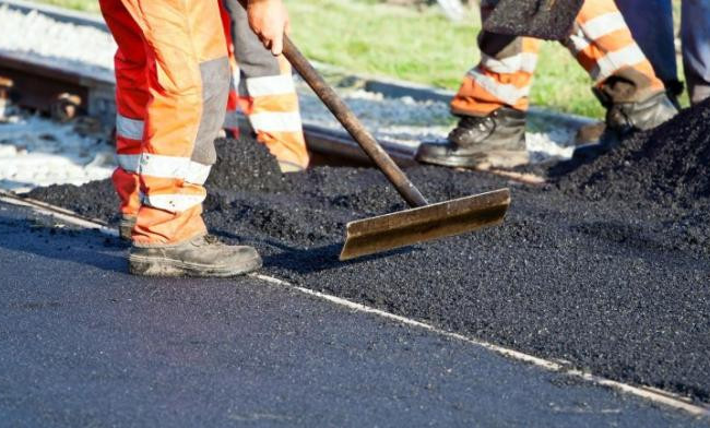 Воровали миллионы на ремонте дорог: прокуратура сообщила о подозрении главам сельсоветов