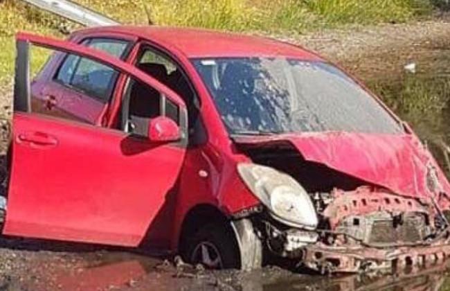 Застрял в болоте: под Киевом пьяный водитель вылетел с дороги в водоем