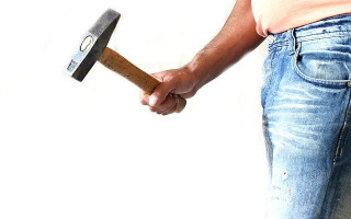 Одессит разбил кувалдой автомобиль и напал на журналистов, видео