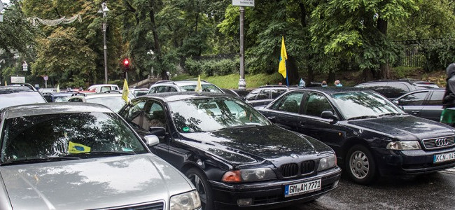 Под зданием Верховной Рады собрались «евробляхеры»: что происходит