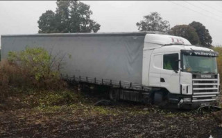 Уснул за рулем и влетел в огород: под Киевом произошла авария