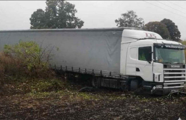 Уснул за рулем и влетел в огород: под Киевом произошла авария