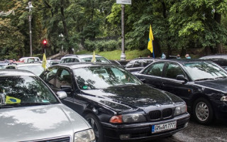 Под зданием Верховной Рады собрались «евробляхеры»: что происходит