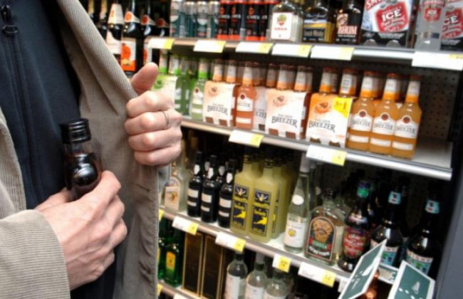 Намагався пронести повз касу коньяк і шоколадку: у столиці затримали крадія-гурмана